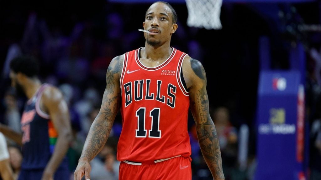 Demar DeRozan pensativo em um jogo do Chicago Bulls