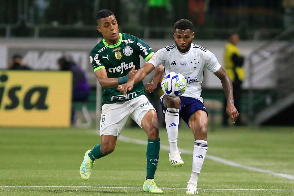 Jogadores do cruzeiro e plameiras durante partida do Brasileirão